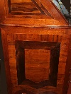 Ribalta in legno di noce intarsiato, Italia settentrionale, seconda met del XVIII secolo. - Foto 08
