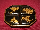 Piccolo vassoio con quattro scatoline in lacca e oro, Giappone, inizio periodo Meiji, seconda met del XIX secolo. - Foto 01
