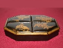 Piccolo vassoio con quattro scatoline in lacca e oro, Giappone, inizio periodo Meiji, seconda met del XIX secolo. - Foto 02