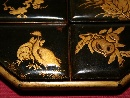 Piccolo vassoio con quattro scatoline in lacca e oro, Giappone, inizio periodo Meiji, seconda met del XIX secolo. - Foto 03