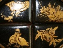 Piccolo vassoio con quattro scatoline in lacca e oro, Giappone, inizio periodo Meiji, seconda met del XIX secolo. - Foto 04
