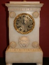 Orologio in alabastro bianco con applicazioni in bronzo dorato, Italia, Volterra, 1830 ca. - Foto 01