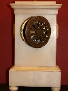 Orologio in alabastro bianco con applicazioni in bronzo dorato, Italia, Volterra, 1830 ca. - Foto 03