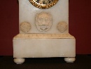 Orologio in alabastro bianco con applicazioni in bronzo dorato, Italia, Volterra, 1830 ca. - Foto 05