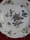 A blue and gold plate with flowers sprays, China, Qianlong (1736-1796) period, Qing dynasty. - Picture 02