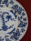 Piatto di porcellana bianca e blu, Cina, periodo Kangxi (1654-1722), dinastia Qing. - Foto 03