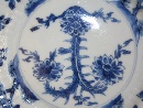 A blue and white plate with flowers sprays, Kangxi (16541722) period, Qing dynasty. - Picture 04