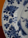 Piatto di porcellana bianca e blu, Cina, periodo Kangxi (1654-1722), dinastia Qing. - Foto 05