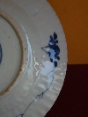 Piatto di porcellana bianca e blu, Cina, periodo Kangxi (1654-1722), dinastia Qing. - Foto 08