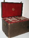 Servizio di posate in lega Christofle, modello 5701, 'Louis XV Chrysanthmes', Francia, fine del XIX secolo. CONTINUAZIONE DELLA SCHEDA PRECEDENTE - Foto 01